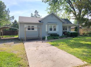 910 S Rinker Ave, Aurora, MO 65605