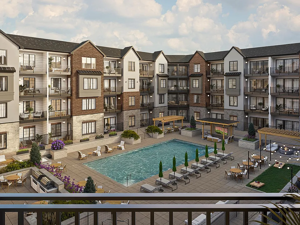 Encore at Bishop Heights - Exterior Courtyard