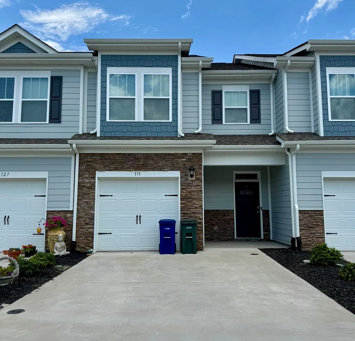 3 bed, 1699 sqft, $2,500 — Photo 2