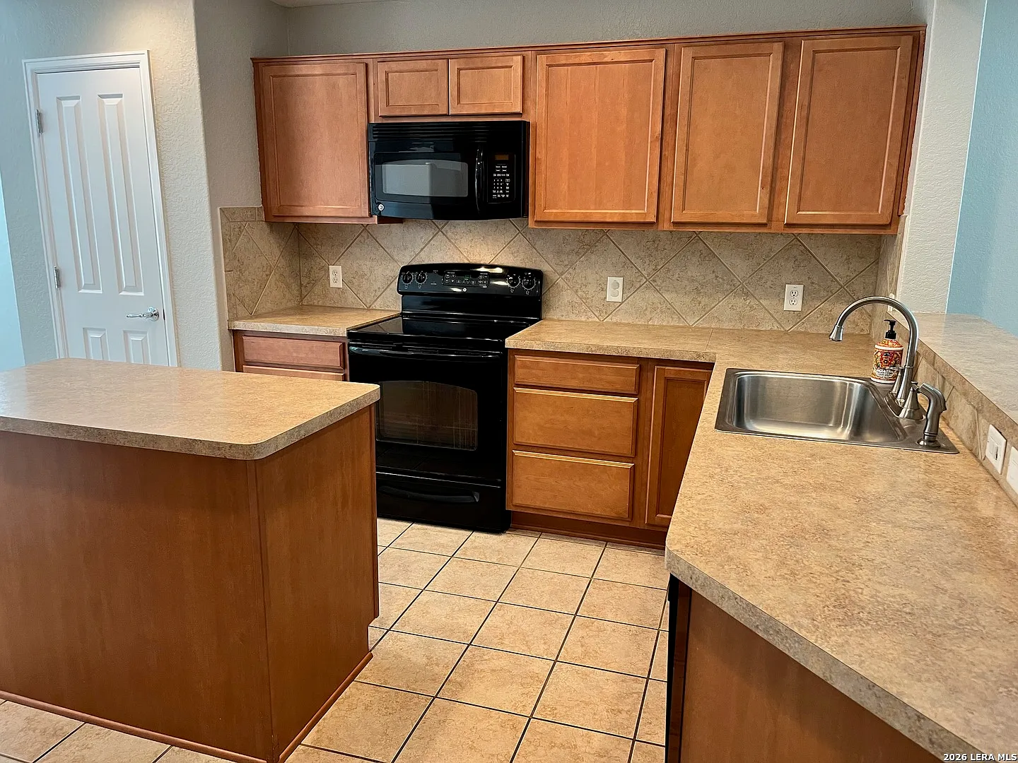 4 bed, 2.0 bath, 2076 sqft, $1,995 — Photo 2