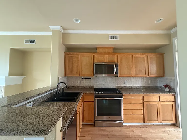 10060 NW Brighton Ln — Photo 4