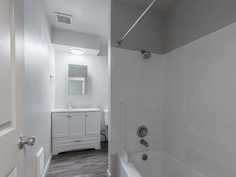 Willow Lake Apartments — Photo 39