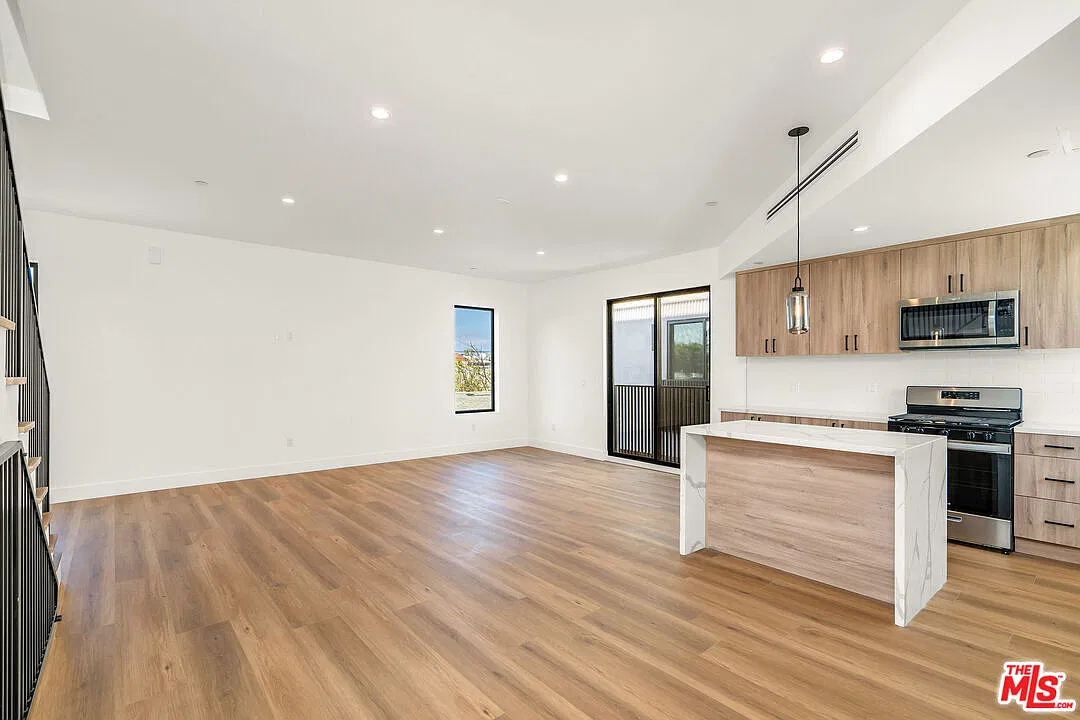 3 bed, 3.0 bath, 1735 sqft, $4,999 — Photo 3