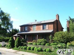 81 Colonial Rd, Grosse Pointe Shores, MI 48236