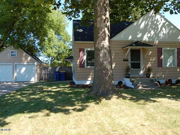 2nd image of 834 Union Ave NE