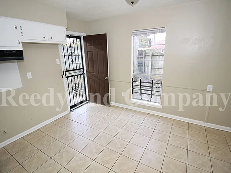 4557 Spring Valley Dr — Photo 5