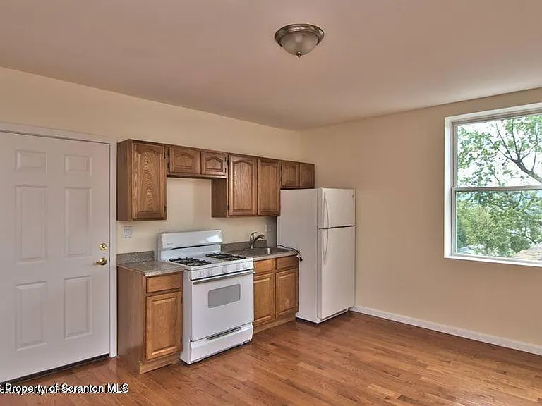 533 Quincy Ave — Photo 17