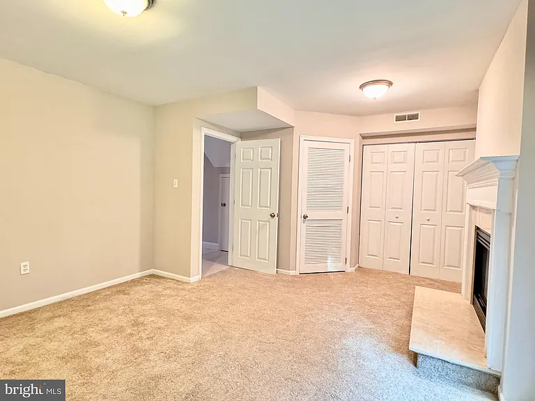 354 N Barrington Ct — Photo 4