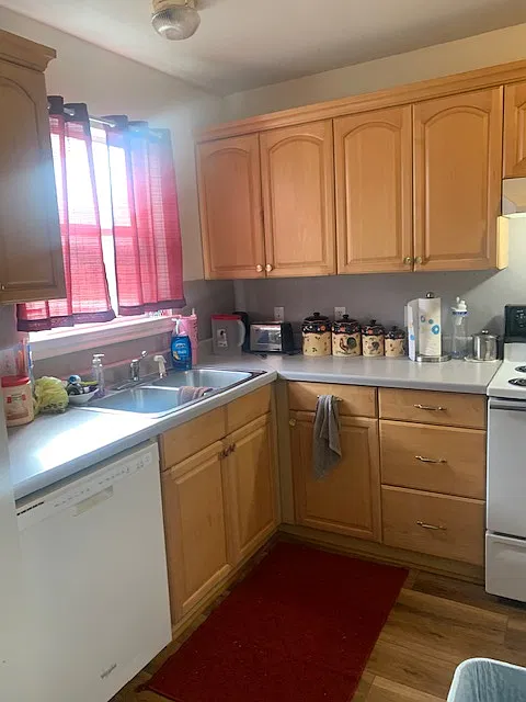3 bed, 1.5 bath, 1300 sqft, $1,500 — Photo 2