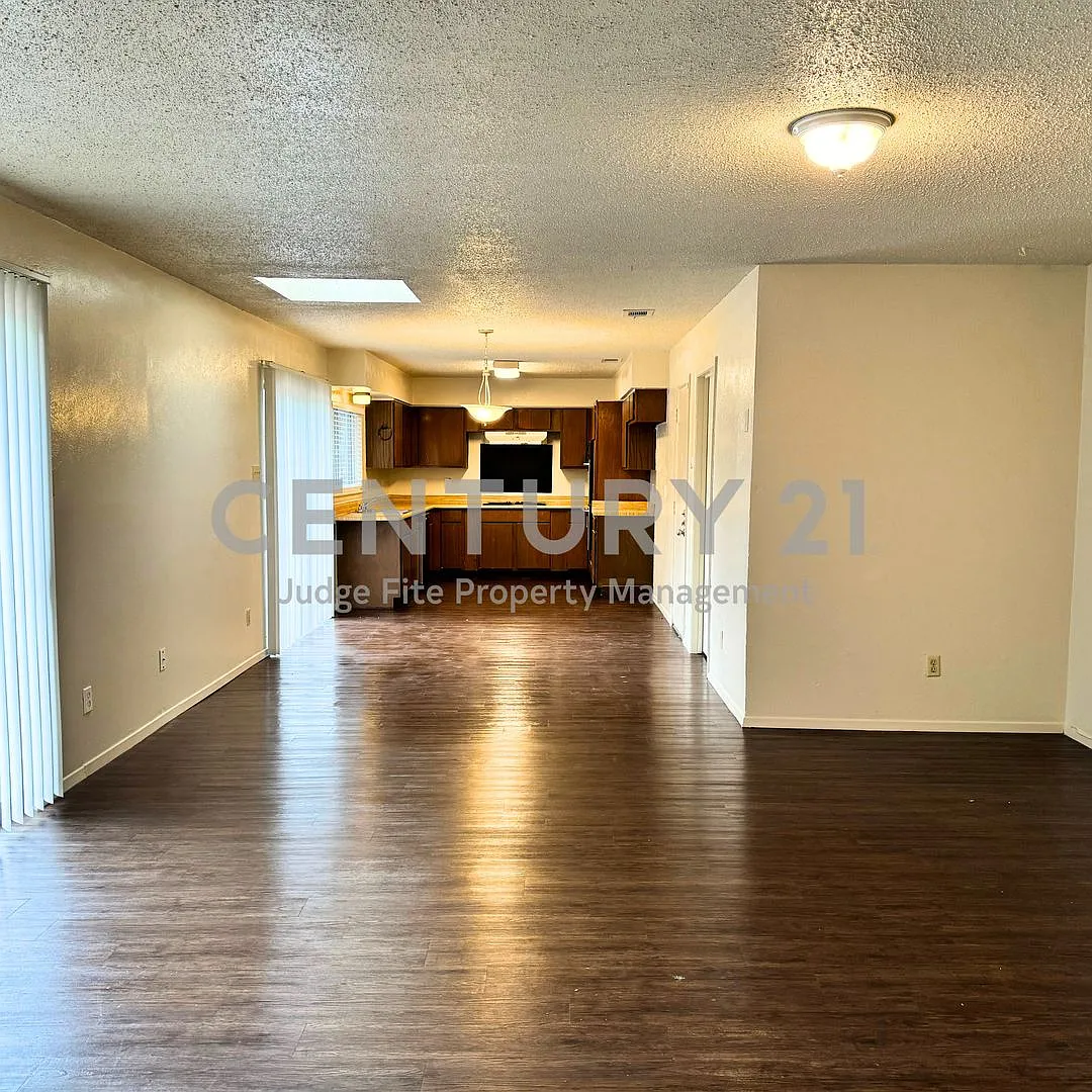 Charming 3/2 Duplex with 2 Car Carport in Duncanville For Rent! — Photo 3