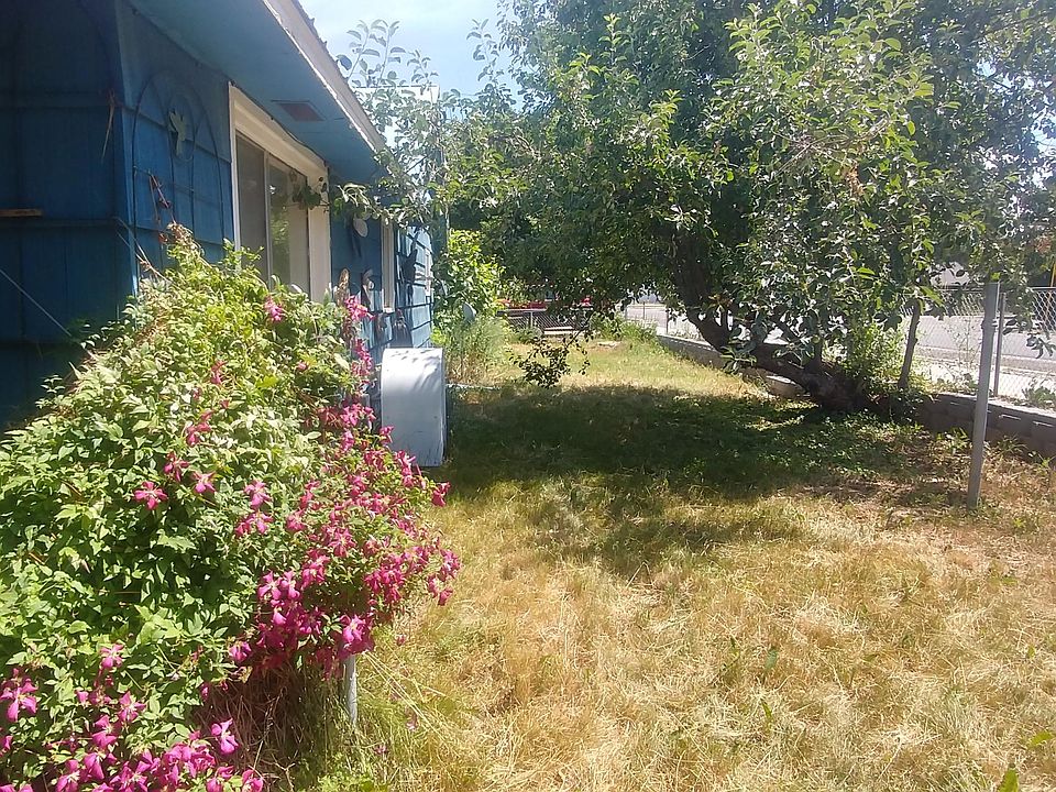 2nd image of 975 Narcissus St