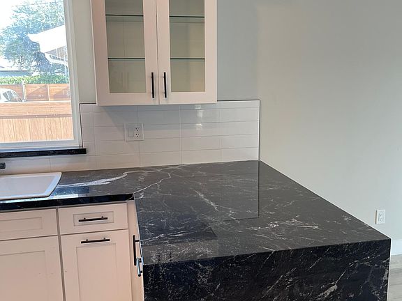 Kitchen island / peninsula