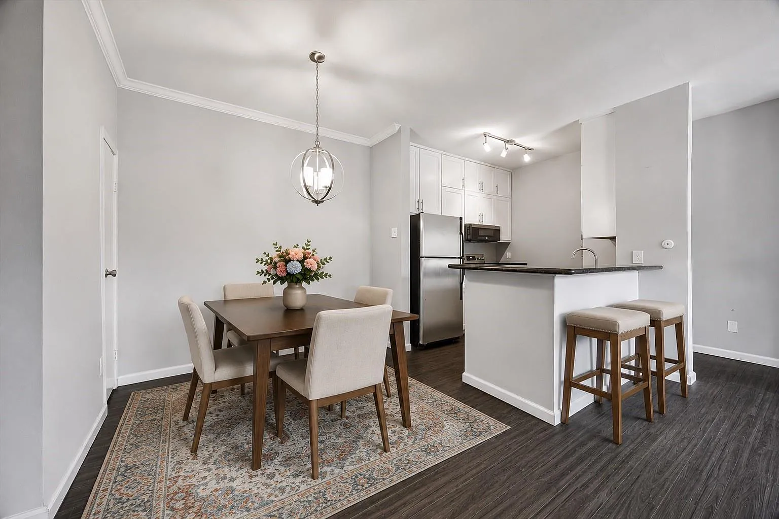 2 bed, 1.0 bath, 935 sqft, $1,500 — Photo 2