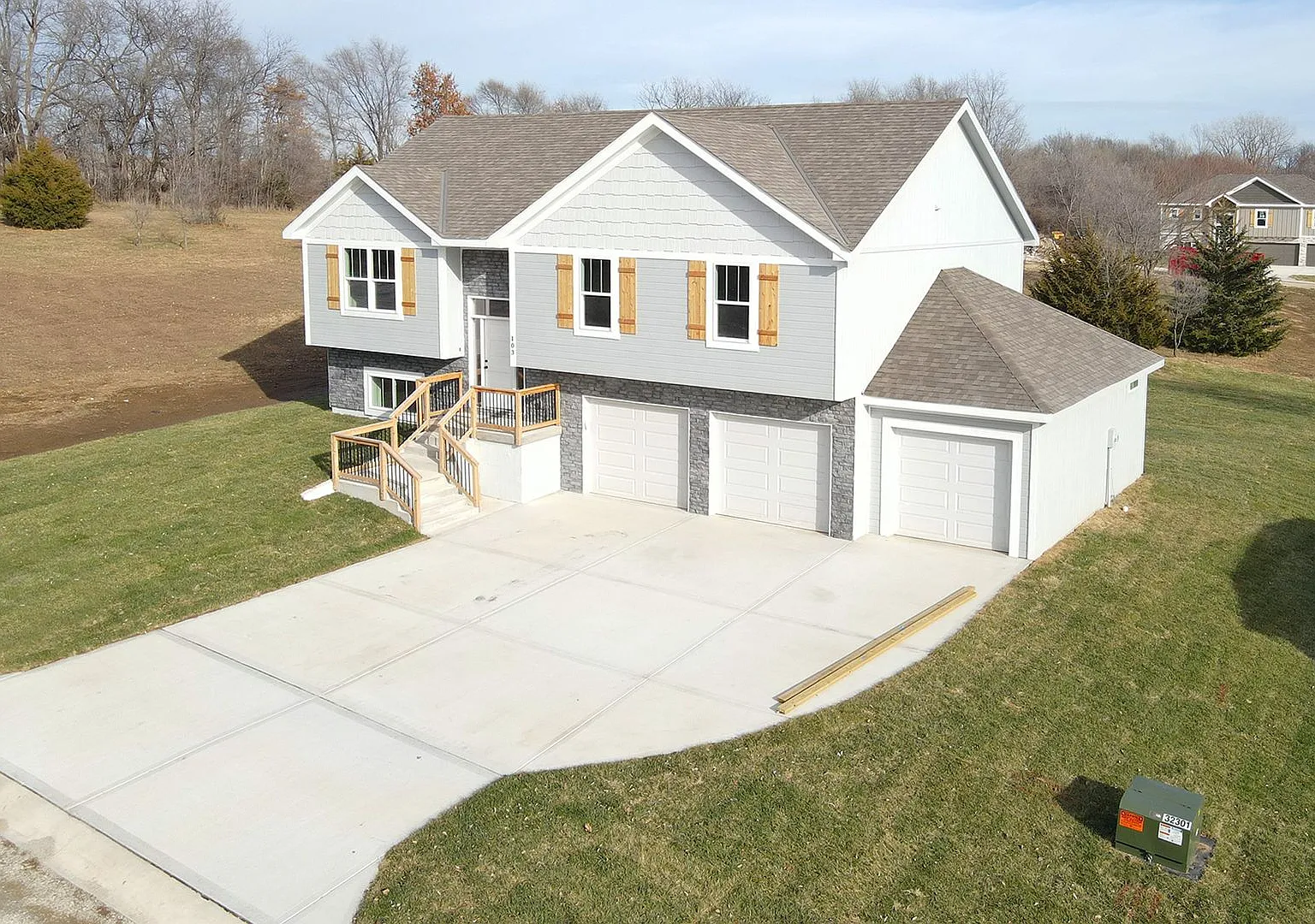 Brand new 4-bedroom, 3-bath House with a 3 car garage for rent! — Photo 2