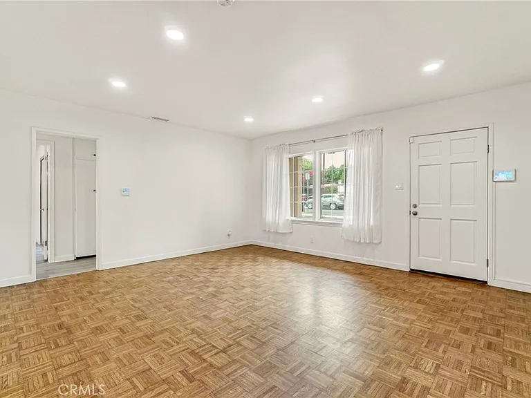 6318 Nagle Ave — Photo 2