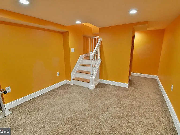 852 W 33rd St — Photo 20