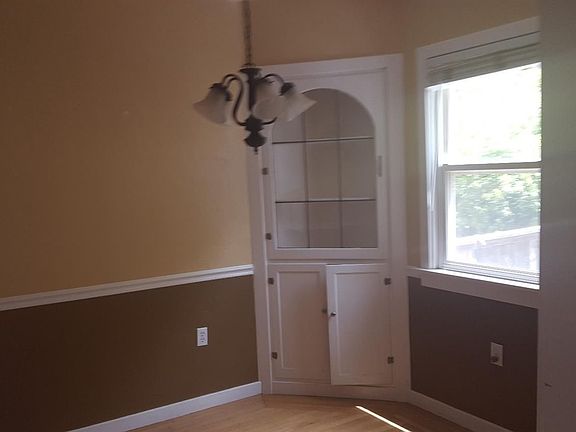 4th image of 726 Main St