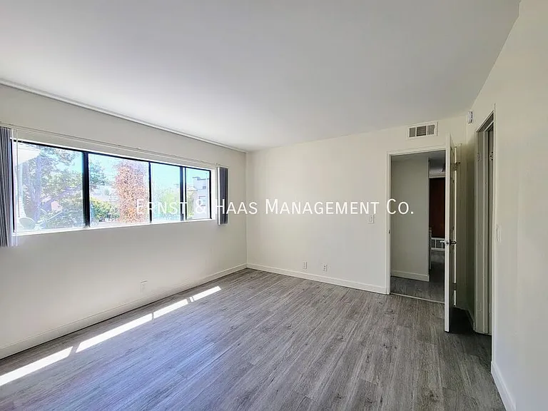 411 W 4th St #3 — Photo 9