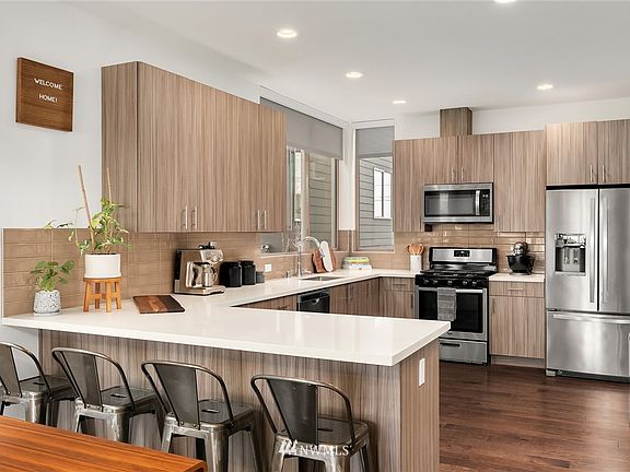 Kitchen with large island