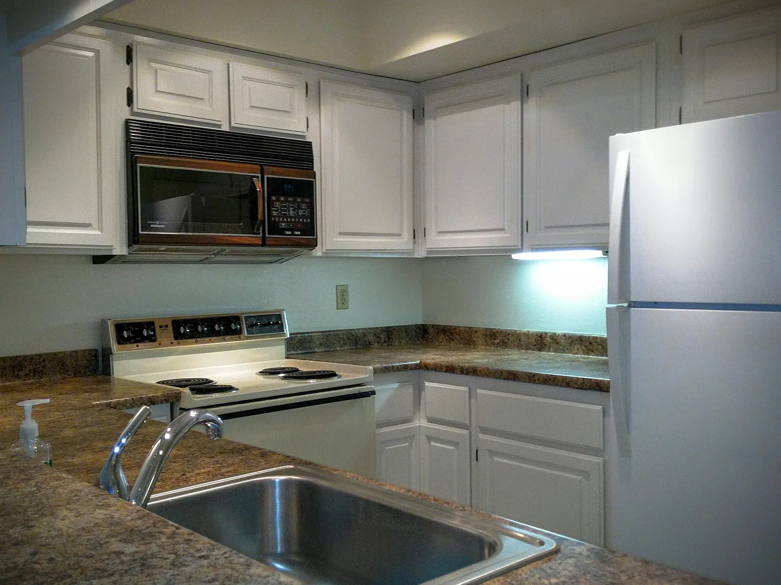 2 bed, 2.0 bath, 1170 sqft, $2,000 — Photo 3