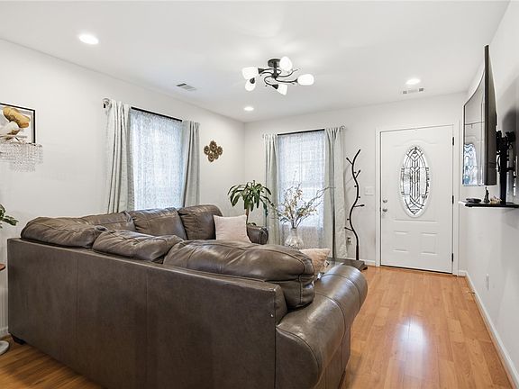 4th image of 212 Forest St