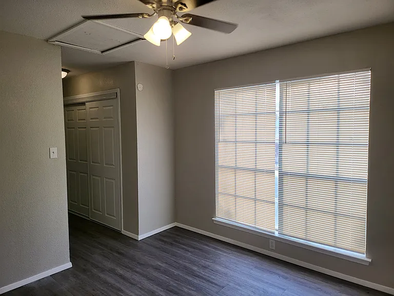 Oak Tree Apartments — Photo 28