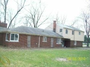 30046 Schoolcraft Rd, Livonia, MI 48150