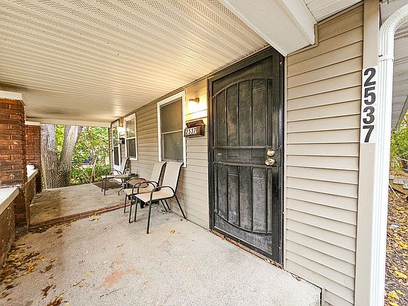 3rd image of 2537-2539 E 16th St #1B-1BA-676SQFT