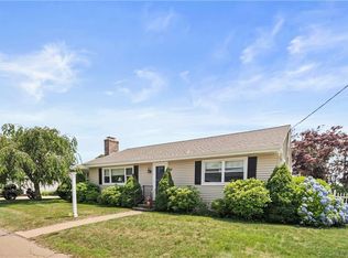 22 Club House Ln, Old Saybrook, CT 06475