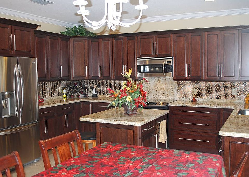 2nd image of 1505 Camellia Cir