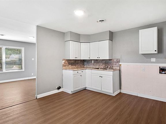 4th image of 521 Saint James Dr
