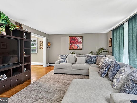 5th image of 833 Hunt Club Ln