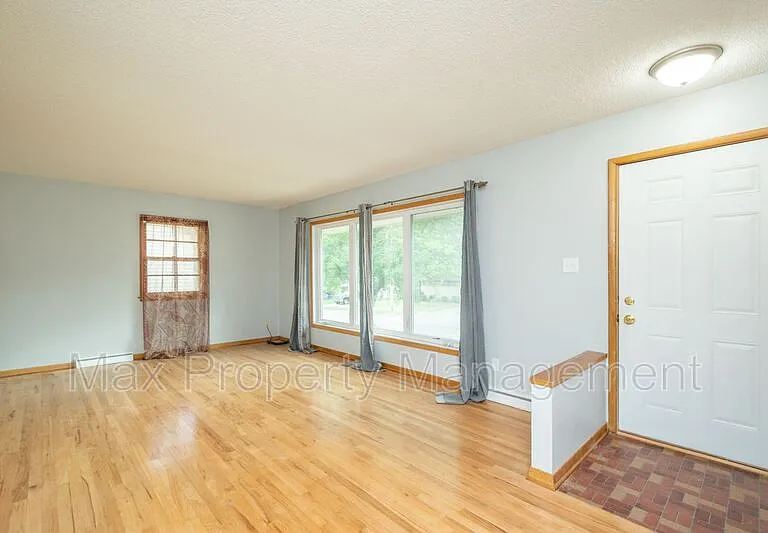 3934 Oakshire Rd — Photo 2