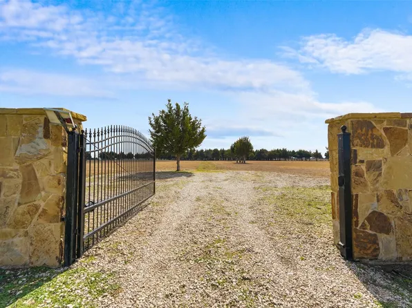 710 E Reindeer Rd, Lancaster, TX 75146