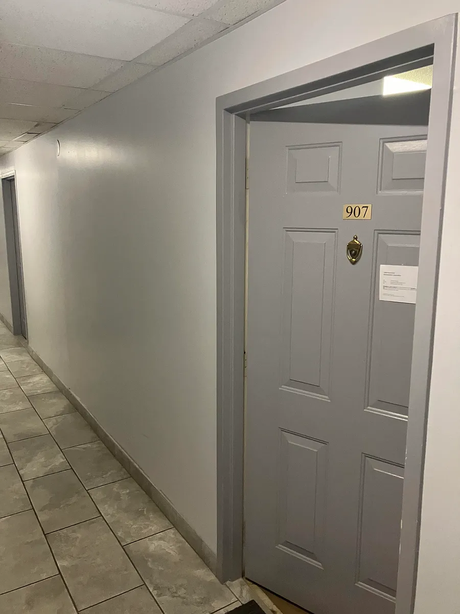 Front door - 1600 Park Cir #907