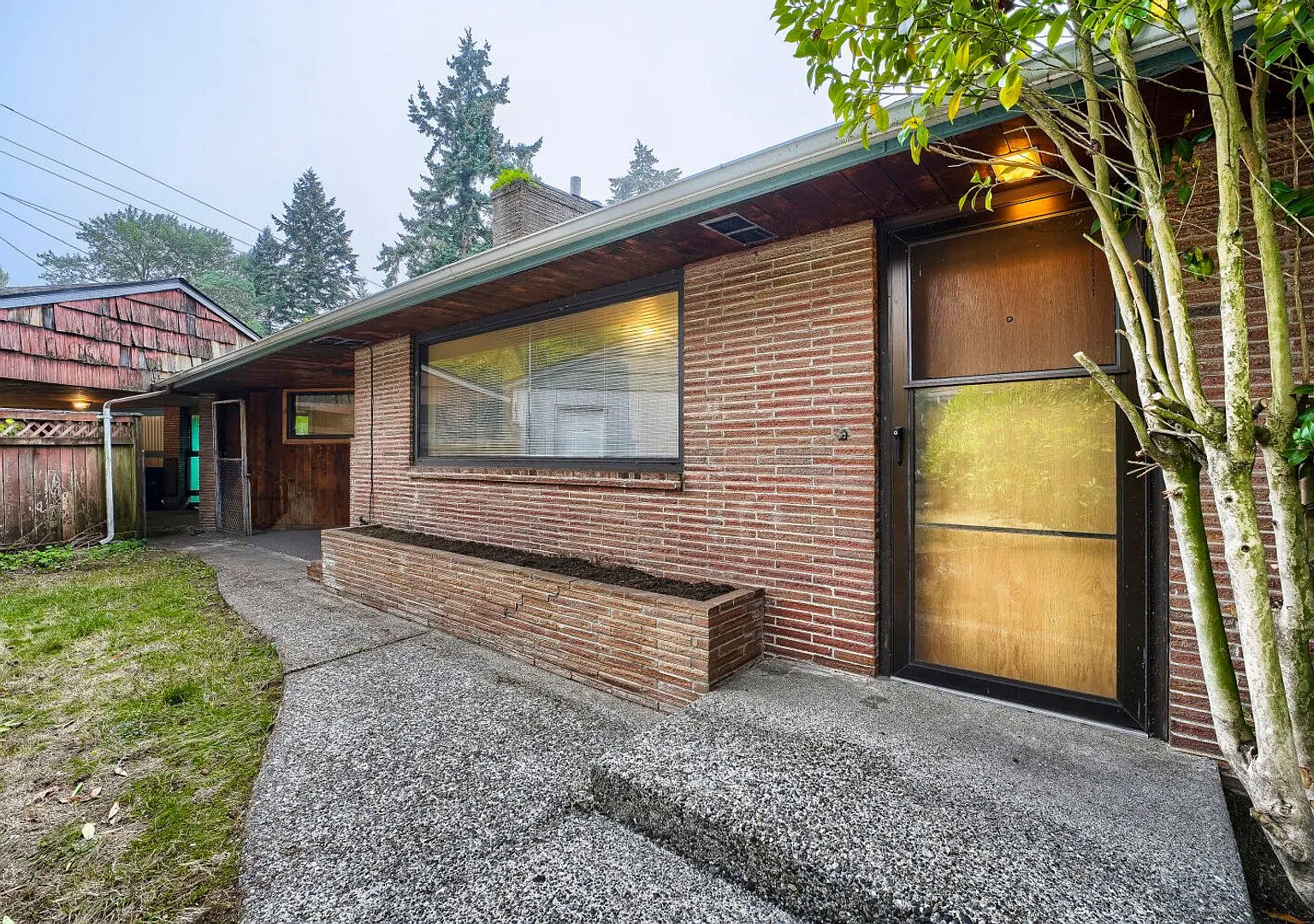 Ideally Located 3 Bed 1 Bath Burien Home w/ Huge Fenced Yard & Garage! — Photo 1