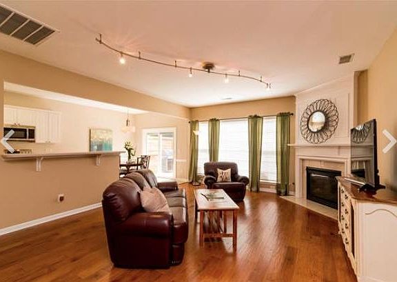 Large open plan unit with Fireplace and Barstool area off the Kitchen