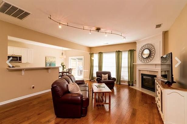 Large open plan unit with Fireplace and Barstool area off the Kitchen