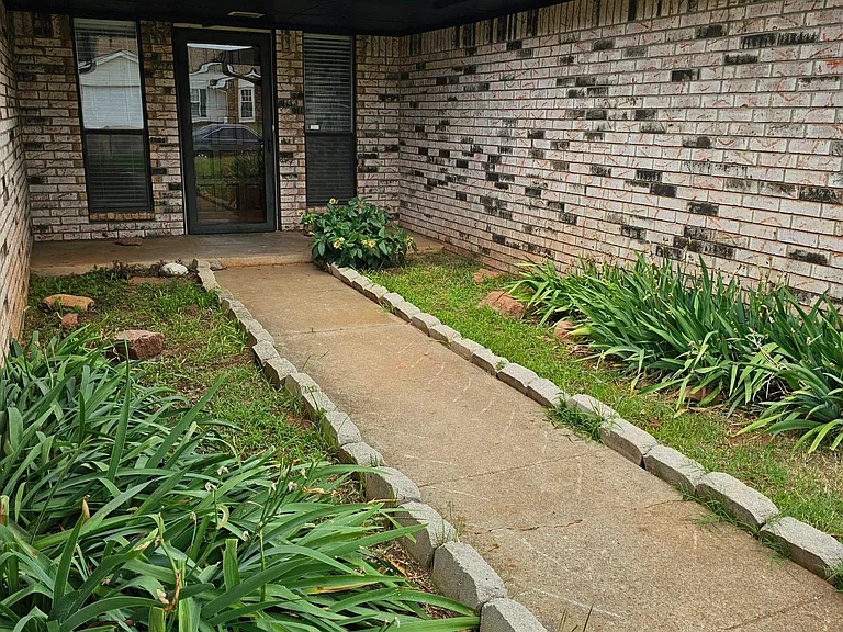 1029 Hunters Glen Cir — Photo 2