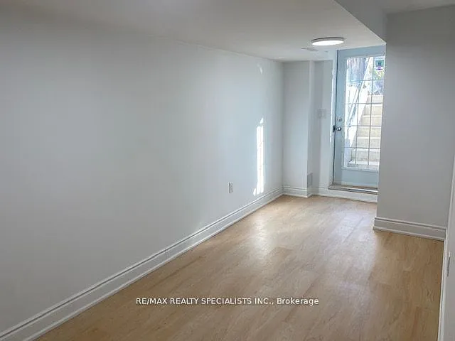 886 Francine Cres #LOWER — Photo 1