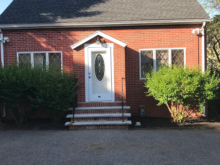 11 Watson St #WHOLE HOUSE — Photo 1