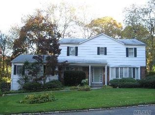 14 Henhawk Ln, Roslyn, NY 11576