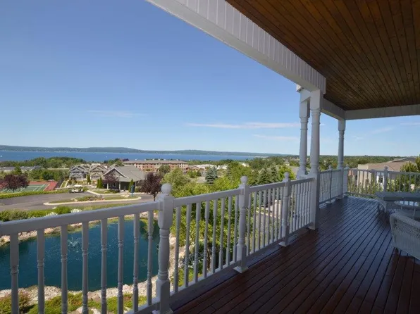 800 Maple Leaf Ln APT 7, Petoskey, MI 49770