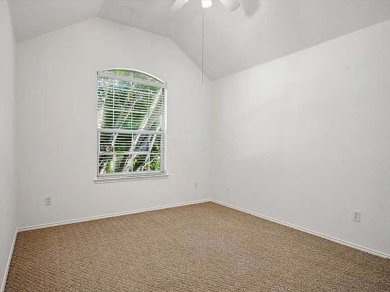 4401 Caledonia Creek Ln — Photo 14