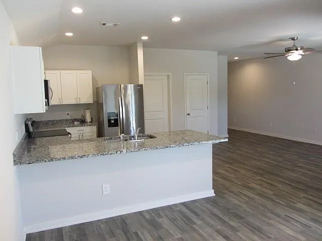 3 bed, 2.0 bath, 1449 sqft, $2,200 — Photo 4