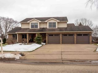 2996 Arbor Hills Dr, Dubuque, IA 52001