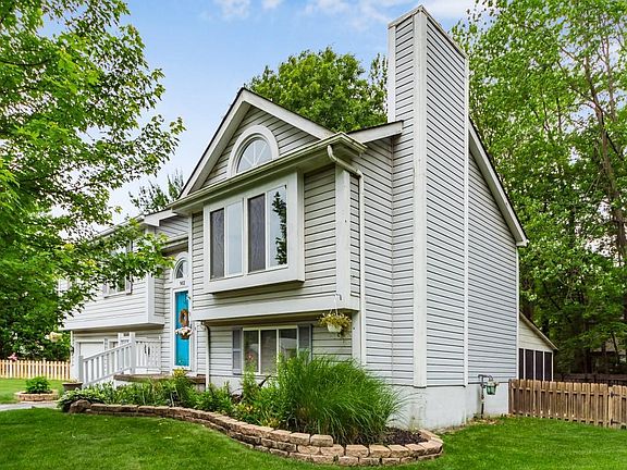 3rd image of 902 Windbourne Ct