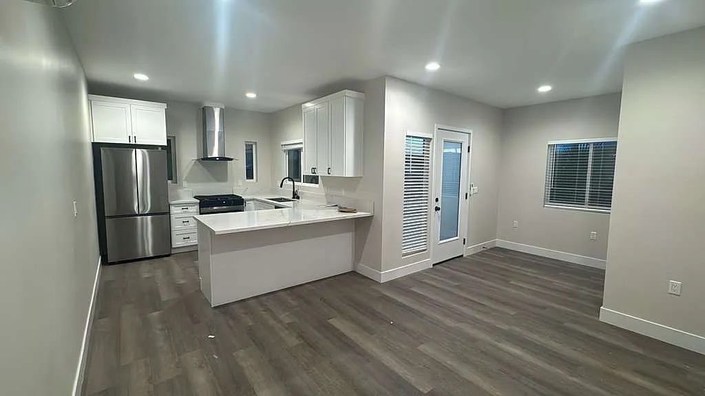 2 bed, 750 sqft, $2,760 — Photo 2