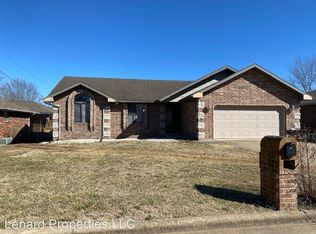 204 Wildwood Ave, Nixa, MO 65714