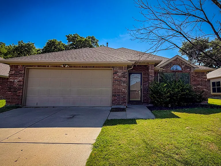 2151 Oakridge Dr — Photo 1